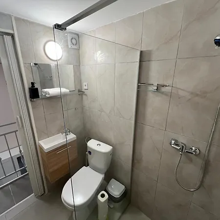 Iza-szondi Homes Appartement